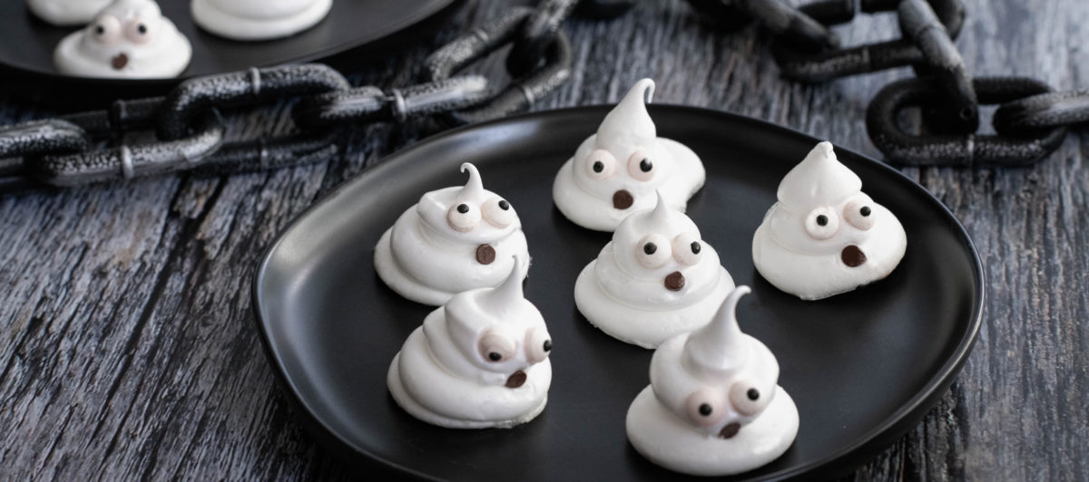 Spooky Halloween Meringue Ghosts