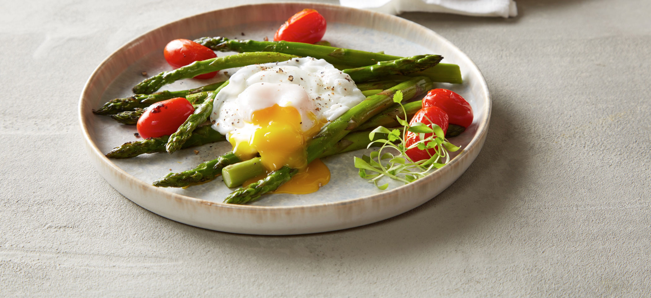 eggs, asparagus, tomato