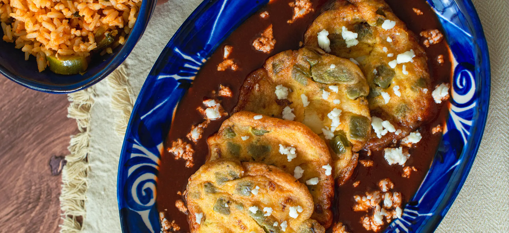 Platillo de tortitas de nopal al chile Colorado con arroz a La Española