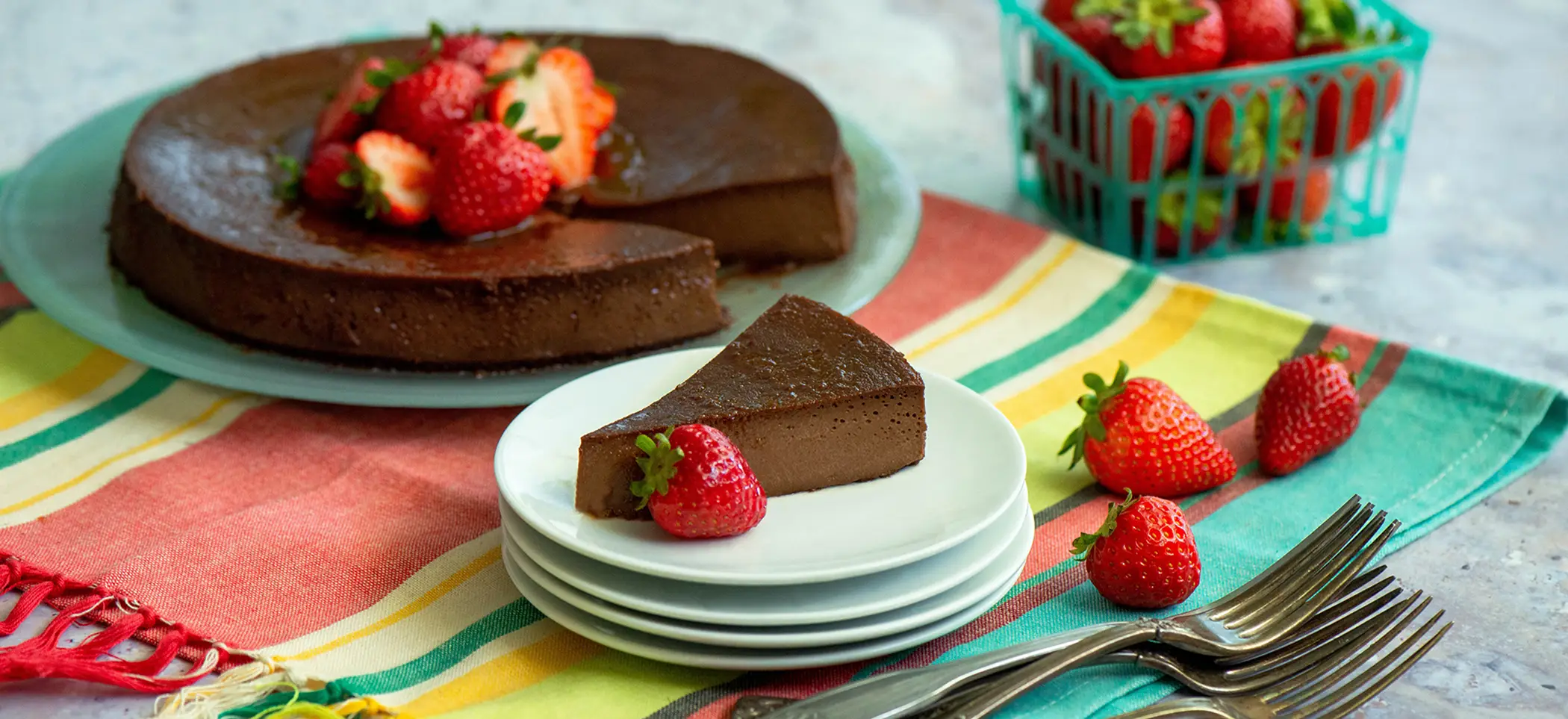 Flan de chocolate con fresas frescas