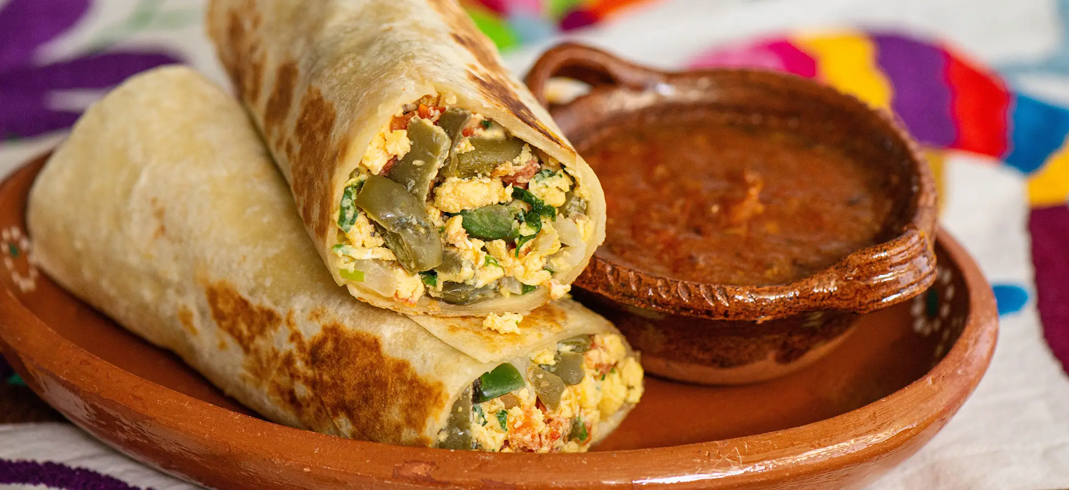 Platillo de burrito de nopal y huevo con salsa